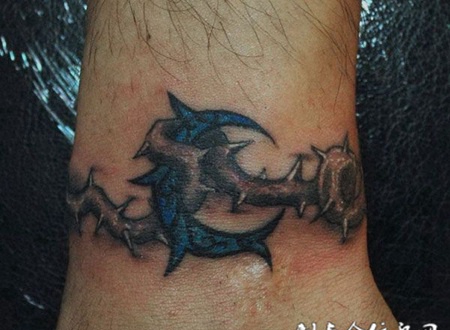 脚踝处的黑灰藤蔓纹身