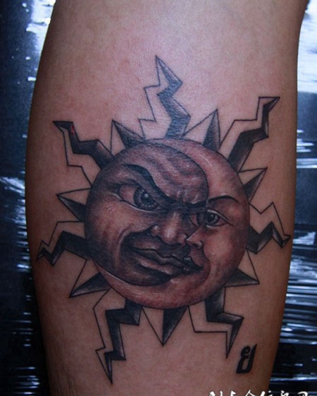 胳膊上的黑灰太阳神纹身