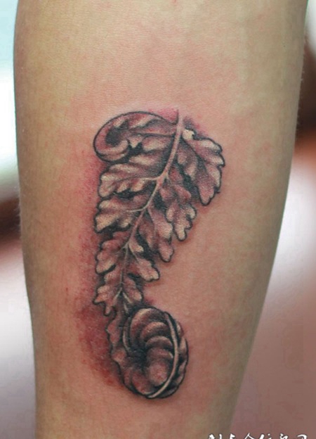 小腿上的黑灰唐草纹身