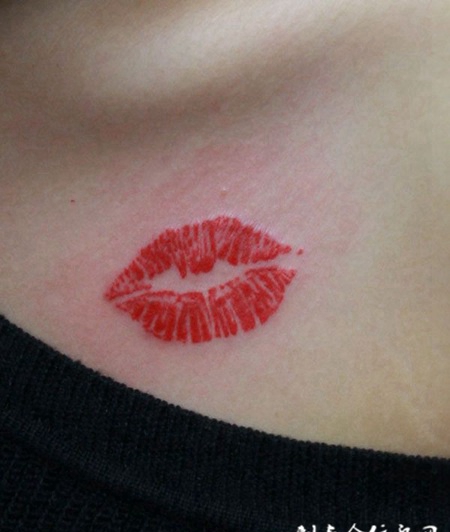胸前的唇印纹身