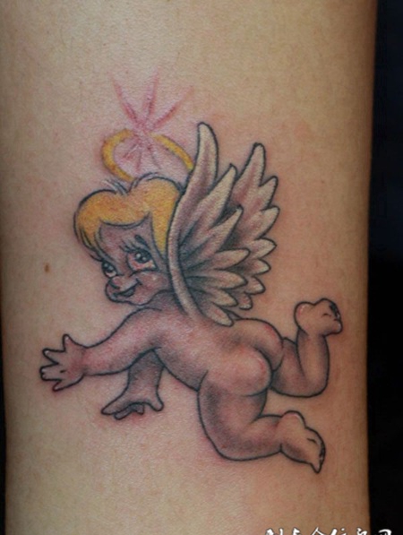 小腿上的儿童小天使纹身