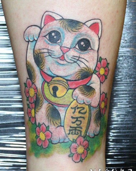小腿上的可爱招财猫纹身