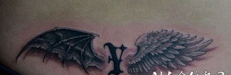 后腰上的天使恶魔翅膀纹身