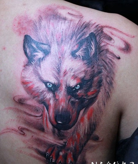 后背上的彩色饿狼纹身