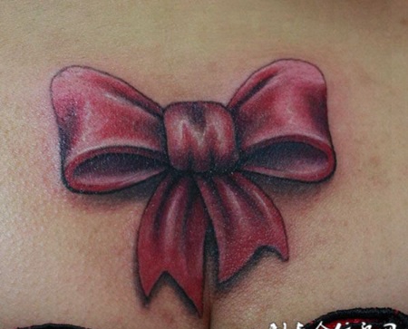 胸前的彩色蝴蝶结纹身