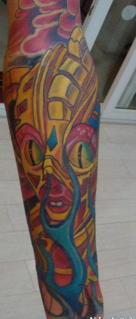 小腿上的3D机器人纹身