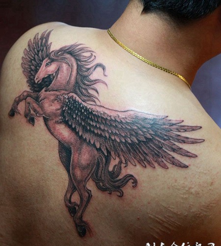 后背上的黑白飞马纹身