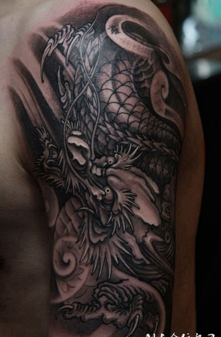胳膊上的传统龙纹身