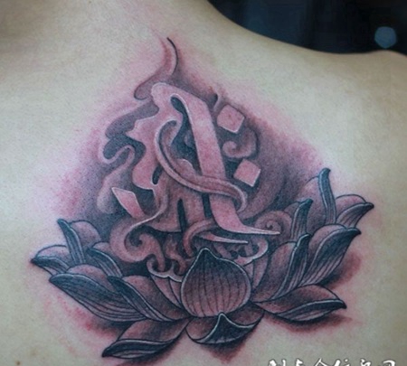 肩后的莲花梵文纹身