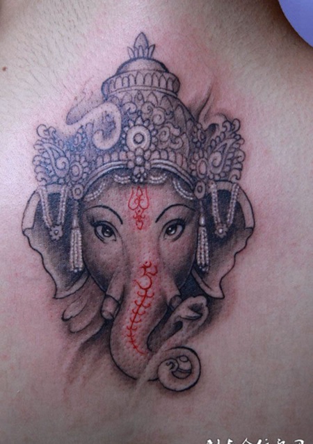 肩后的传统象神纹身