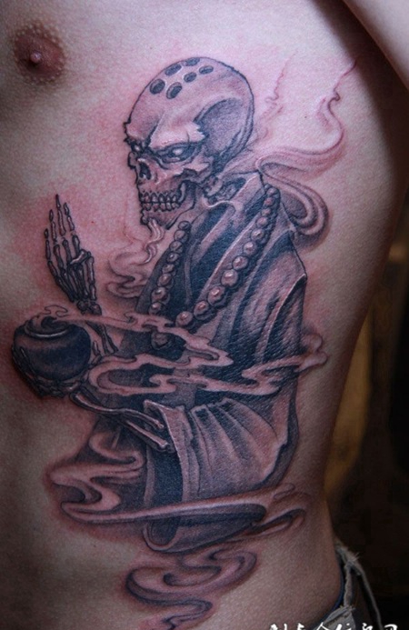 腰侧的骷髅和尚