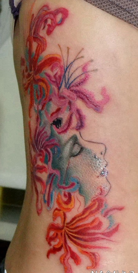 腰部的彼岸花纹身