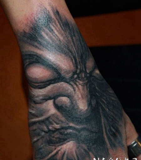 手背上的黑灰恶魔纹身