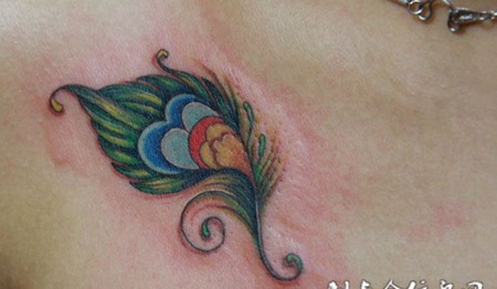 胸前的孔雀尾羽纹身