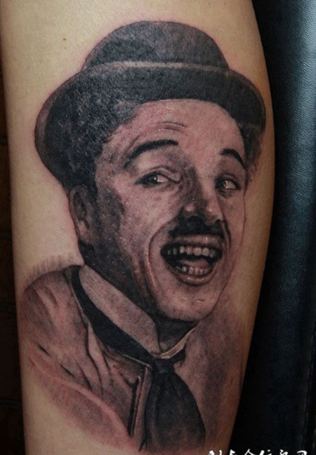 黑灰卓别林头像纹身