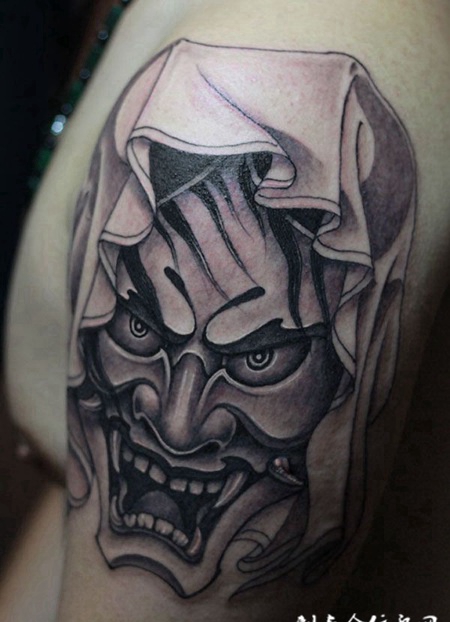 斗篷下的般若纹身