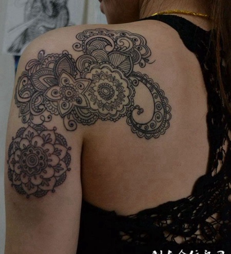 肩膀佩斯里花纹纹身