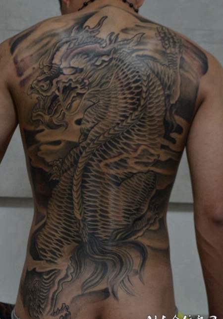 满背麒麟纹身