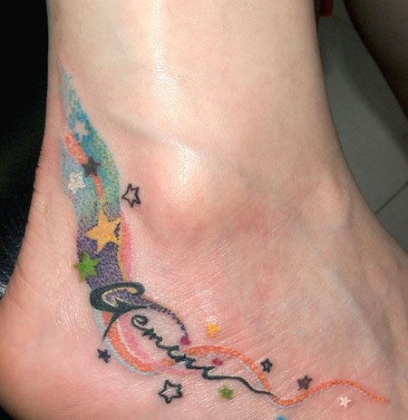 脚部的文字星星纹身图案