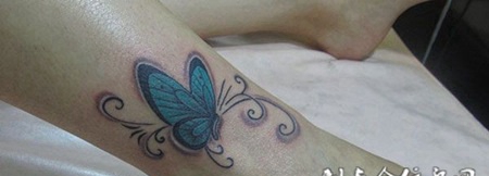 小腿上的蓝色蝴蝶纹身