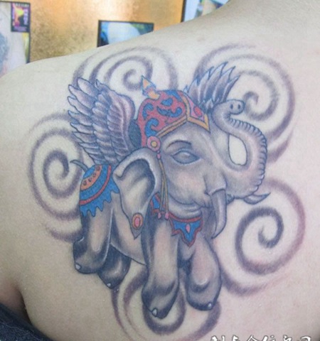 肩胛骨上的可爱象神纹身图案