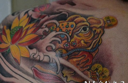 肩膀上的招财金蟾纹身