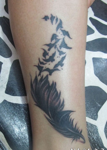 羽毛幻化的小鸟纹身