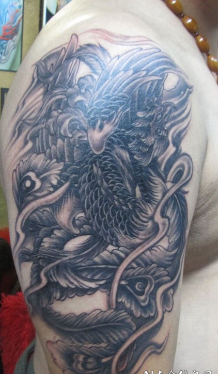 胳膊上的黑白凤凰纹身