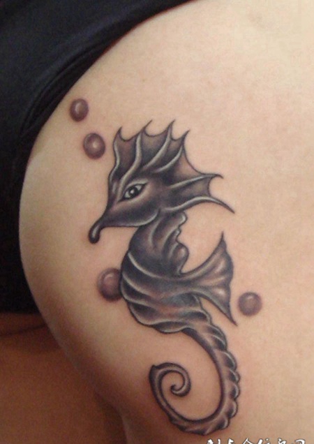 肩膀上的小海马纹身