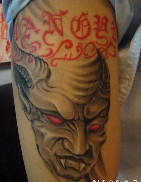 腿上的恶魔纹身