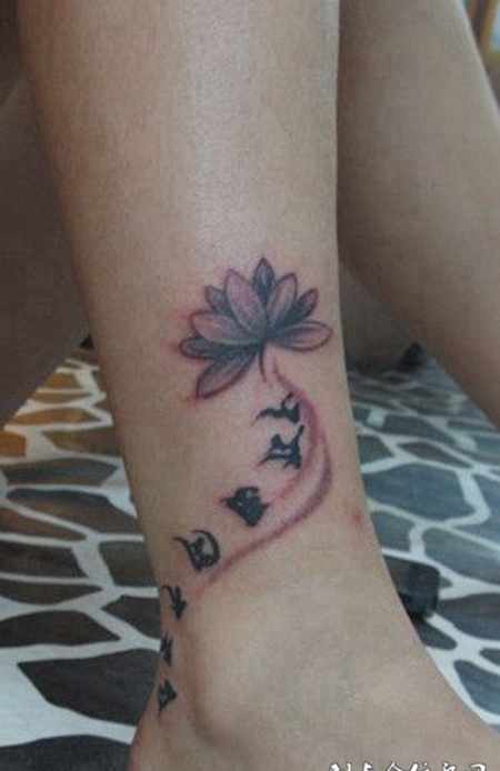 脚踝荷花梵文纹身