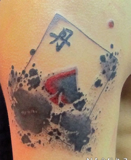 胳膊上的文字扑克牌纹身