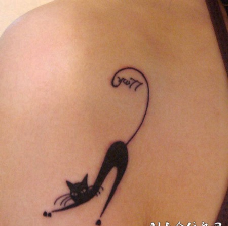 肩膀后的小猫纹身