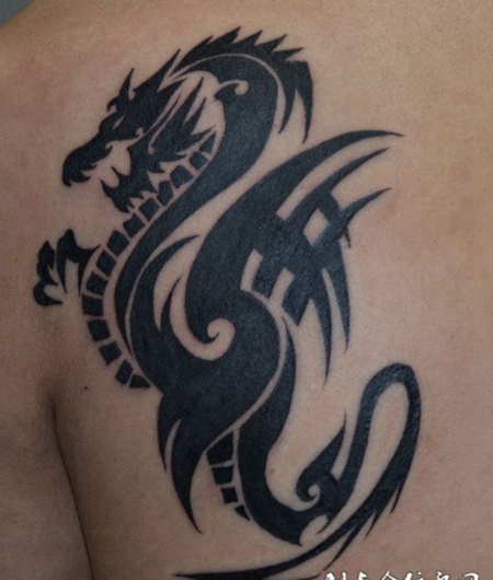 后背上的龙图腾纹身