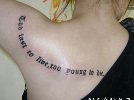 后背上的哥特字母纹身