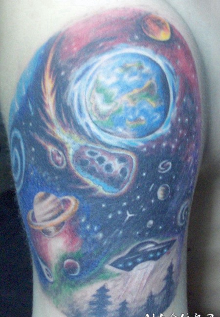 胳膊上的彩色星空纹身