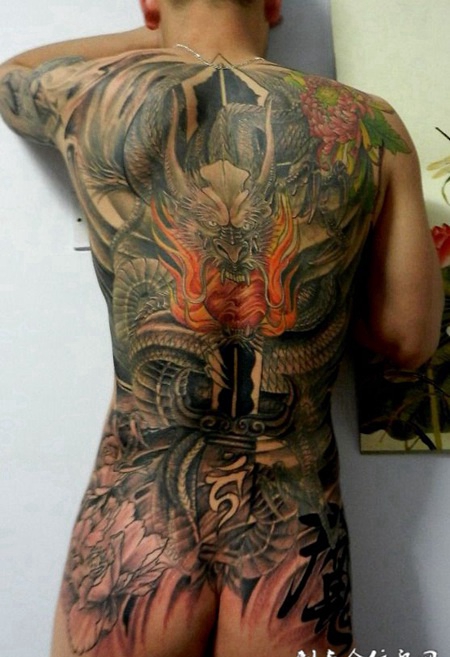 满背龙魔纹身