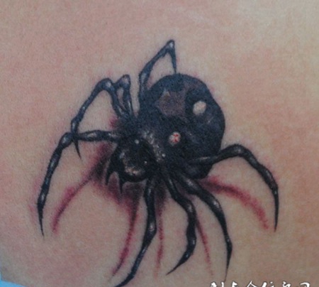胸前的蜘蛛纹身