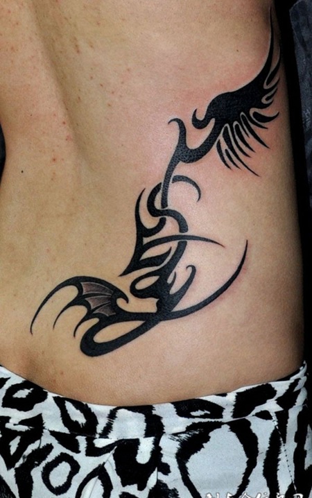 腰侧的恶魔翅膀纹身