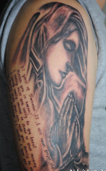 胳膊上的圣母纹身