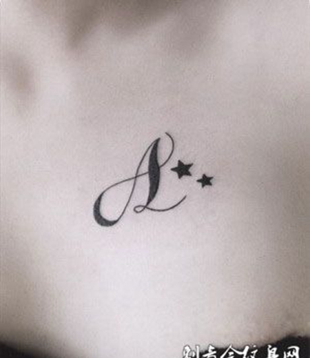 胸部性感星星英文纹身图案