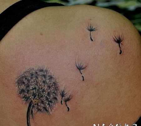 后背上的蒲公英纹身