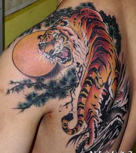 后背上山虎纹身