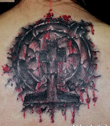 后背上流血的十字架纹身