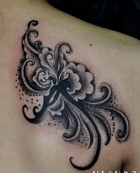 肩膀上的藤蔓纹身