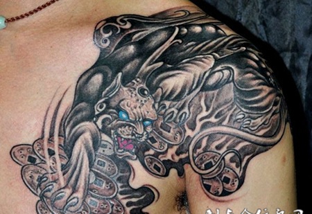 半胛招财貔貅纹身