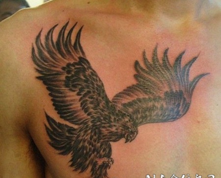 胸前鹰纹身