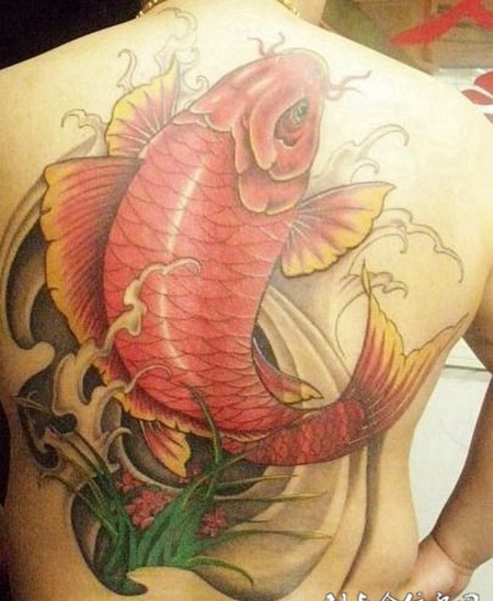 满背红色鲤鱼纹身