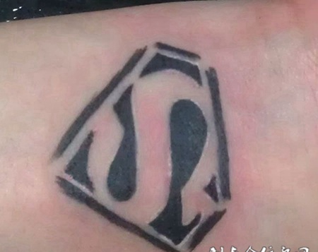 胳膊上的超人标志纹身
