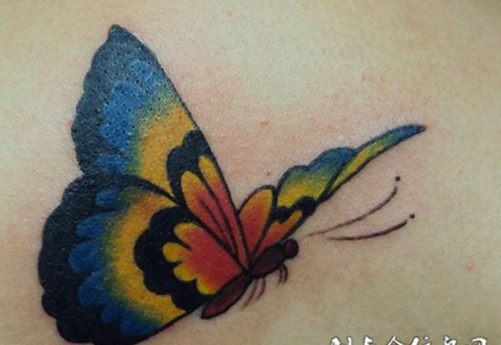 胸前的彩色蝴蝶纹身